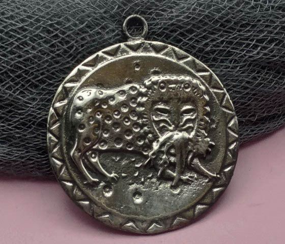 Дукач-кулон Лев Защитник 1, d=32мм, серебро античное (34001) 34001 фото
