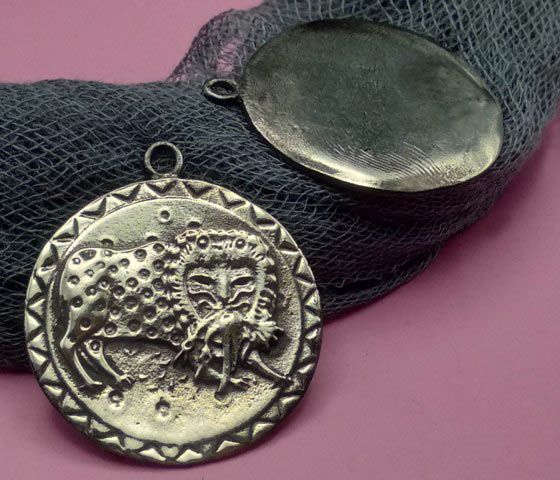 Дукач-кулон Лев Защитник 1, d=32мм, серебро античное (34001) 34001 фото