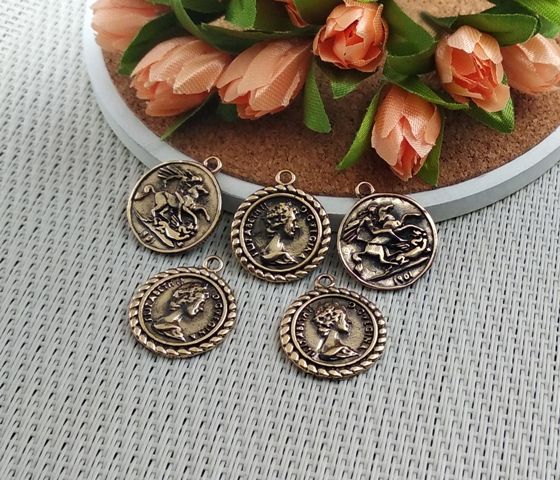 Кулон монета Елизавета II (Св. Георгий, убивающего дракона), 17мм, бронза античная (48302) 48302 фото