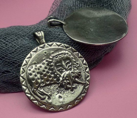 Дукач Лев Защитник 2, d=32мм, серебро античное (32781) 32781 фото
